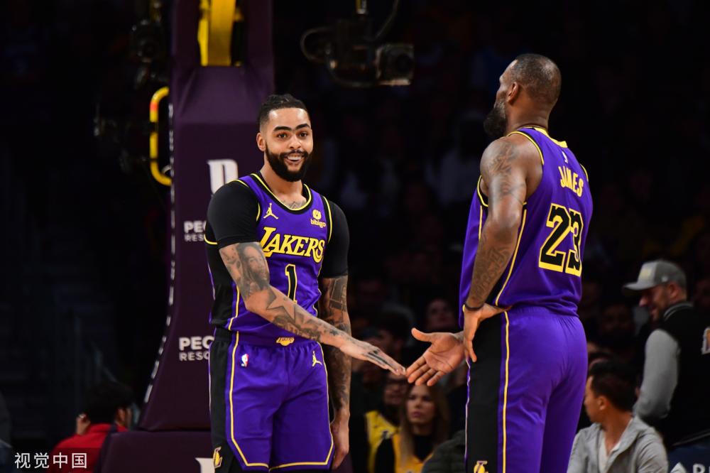 新疆真被裁判逼急了！客场休息室出现大窟窿，地上一堆碎屑！.