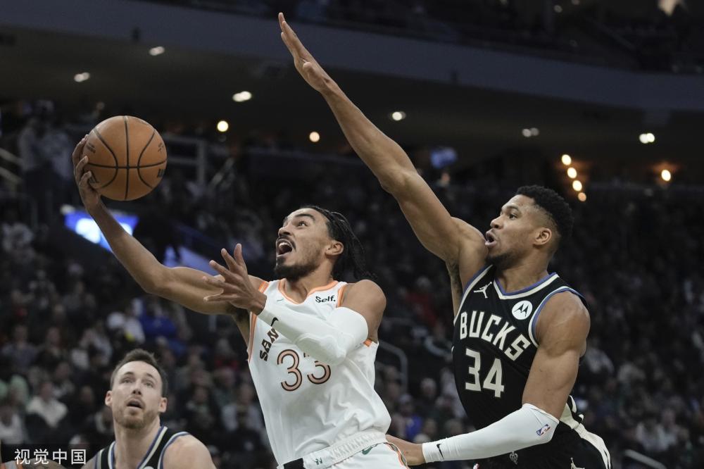 切尔西球迷球场外高举横幅抗议伯利，并呼吁阿布回归.