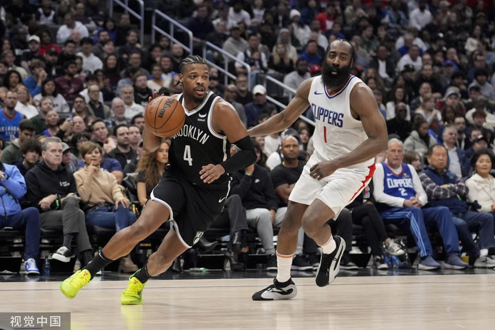 旅俄大熊猫幼崽“喀秋莎”获赠新玩具.