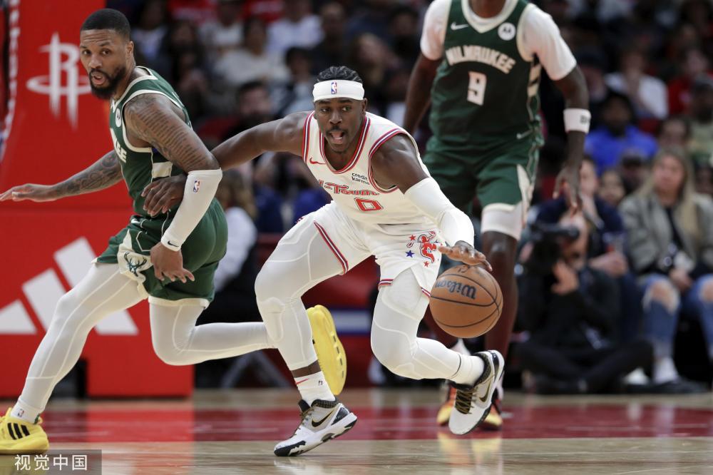 旅俄大熊猫幼崽“喀秋莎”获赠新玩具.